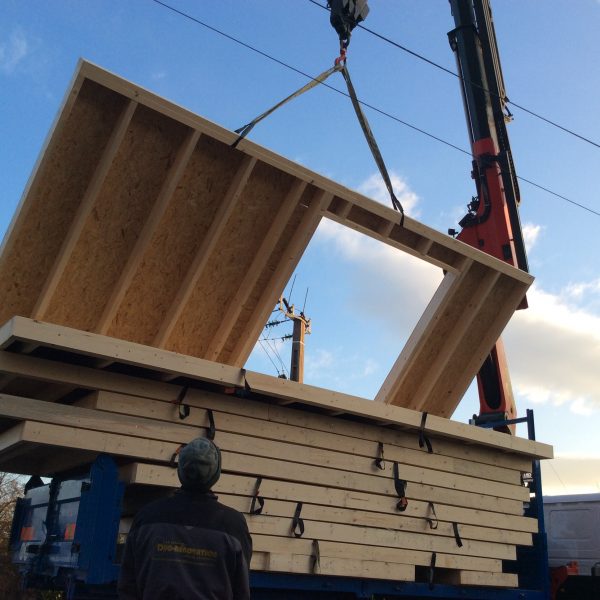 Mise en place des façades pour la construction local professionnel en ossature bois via grue à Souffelweyersheim, Alsace